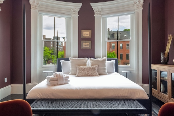 1 bedroom, Egyptian cotton sheets, premium bedding, memory-foam beds