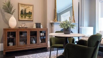 Comfort Studio | In-room dining