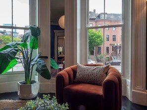 Leilighet – premium | Oppholdsområde | En 24-tommers smart-TV med digitale kanaler