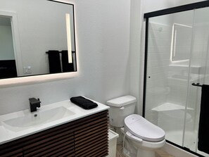 Doccia, asciugacapelli, bidet, asciugamani