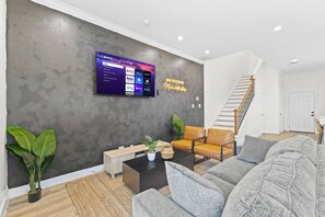 Smart TV, mesa de pingue-pongue