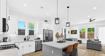 Downtown Luxe Retreat: Pool, Patio, Games & Grill