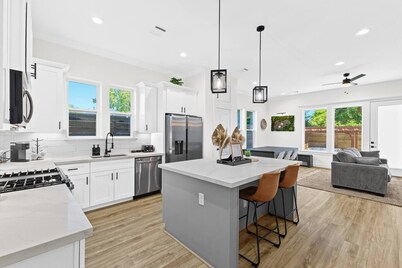 Downtown Luxe Retreat: Pool, Patio, Games & Grill