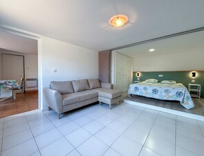 2 bedrooms, iron/ironing board, WiFi - Charmant Rez-de-villa Avec Piscine et Terrasse (Le Plan-de-la-Tour)