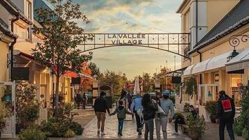 Jalankulkualue, jossa on kauppoja ja kyltti, jossa lukee: ”LAVALLEE VILLAGE”.