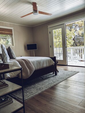 3 bedrooms, iron/ironing board, WiFi, bed sheets -  The Hap Haven- a Charming Lakefront Retreat in East Texas - Perfect Getaway! (Lone Star)