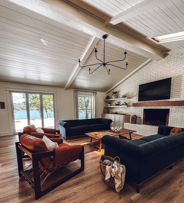 Smart TV, fireplace - The Hap Haven- a Charming Lakefront Retreat in East Texas - Perfect Getaway! (Lone Star)