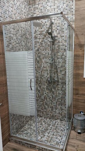 Douche, séchoir à cheveux, serviettes fournies, savon