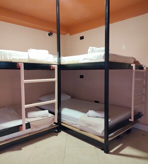 Economy Quadruple Room, Multiple Beds - Casa Primavera Hostal (Medellín)