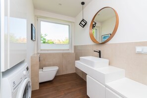 คลาสสิกอพาร์ทเมนท์ | ห้องน้ำ | ฝักบัว, ไดร์เป่าผม, ผ้าเช็ดตัว, สบู่