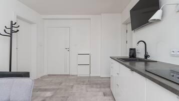 Klassiek appartement | Privékeuken | Een koelkast, een oven, een kookplaat, een vaatwasser