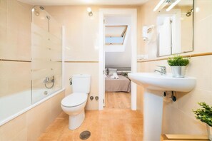 Sèche-cheveux, bidet, serviettes fournies, savon