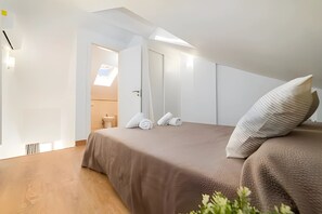 1 chambre, fer et planche à repasser, draps fournis