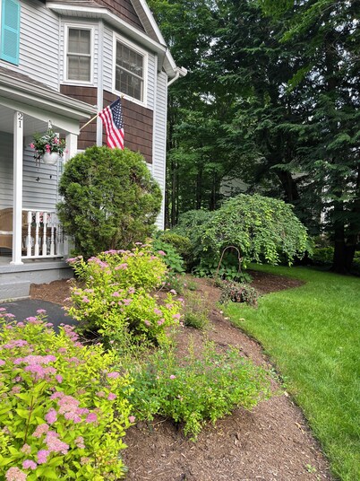 Cozy 3 bedrm colonial near Saratoga Springs and Adirondack/Lake George region. 
