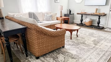 Smart-tv, een open haard en tafelvoetbal