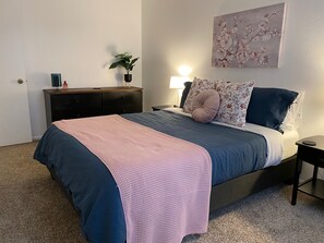 2 bedrooms, iron/ironing board, WiFi, bed sheets - Most Comfortable Beds! 2 BR Apt in Midtown (Anchorage)