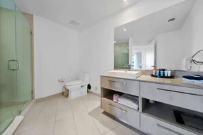 Nhà dành cho gia đình, 2 phòng ngủ, quang cảnh bãi biển | Phòng tắm | Buồng tắm vòi sen, khăn tắm 