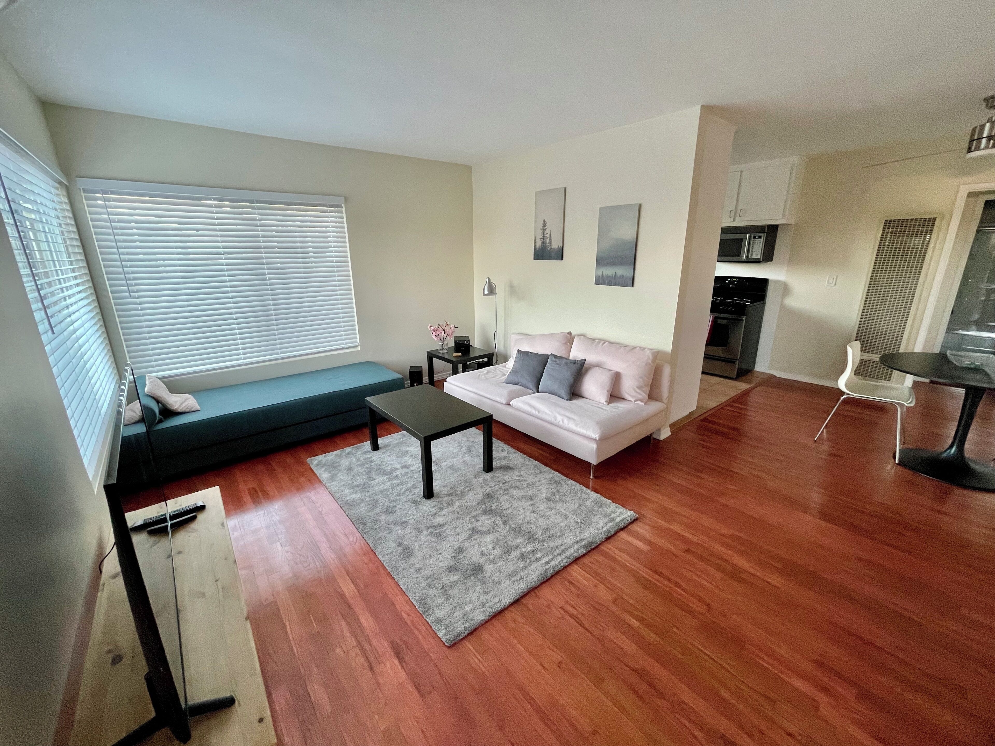 Walk to Santa Monica & Venice Beach! 1BR Apartment, Blocks to the Sand.