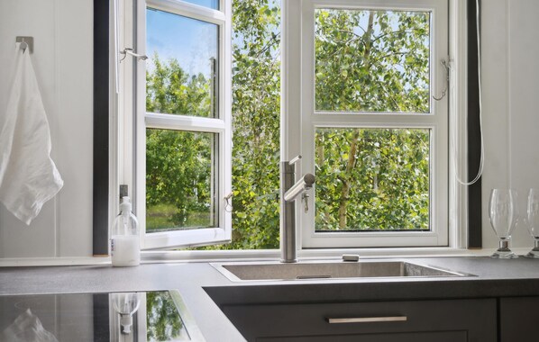 Kjøleskap, kokeplater og kaffetrakter/tekoker