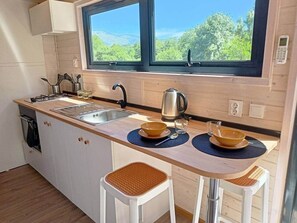 Een koelkast, een magnetron, een oven, een kookplaat