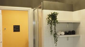 Apartment | Bathroom | Shower, free toiletries, hair dryer, bidet