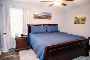 3 bedrooms, iron/ironing board, free WiFi, bed sheets - Cottage with hot tub! (Terrell)