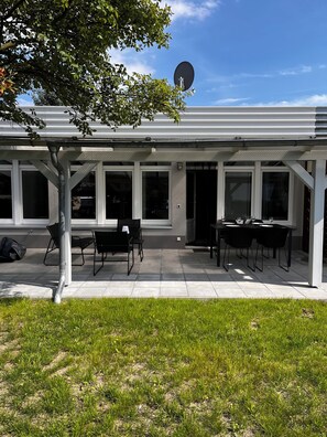 Outdoor dining - Moderner Tiny-bungalow am See in der Oberlausitz zum Radfahren, Wandern, Angeln (Quitzdorf am See)