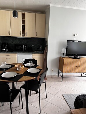 Fridge, microwave, stovetop, coffee/tea maker - Moderner Tiny-bungalow am See in der Oberlausitz zum Radfahren, Wandern, Angeln (Quitzdorf am See)