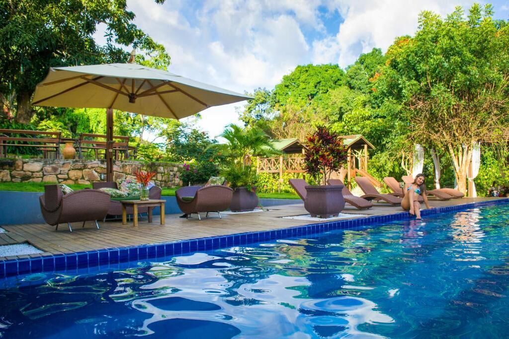 Kolam renang indoor dan kolam renang outdoor