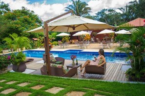 Una piscina cubierta, una piscina al aire libre