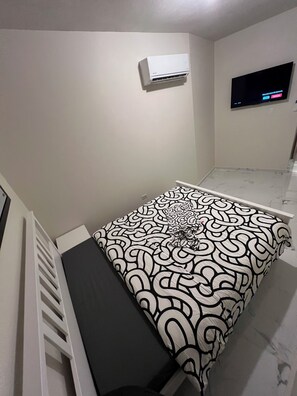 1 dormitorio, tabla de planchar con plancha, wifi gratis y ropa de cama