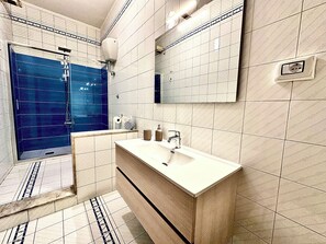 Shower, hair dryer, bidet, towels