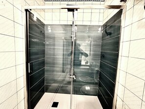 Douche, sèche-cheveux, bidet, serviettes fournies