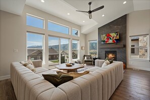 Smart TV, fireplace, ping pong, books - Mountain Art Retreat | Ski Escape | Hot Tub |Games (Eden)