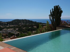 Outdoor pool, a heated pool - Charming farmhouse with infinity pool and magnificent panoramic sea view (Cavalaire-sur-Mer)