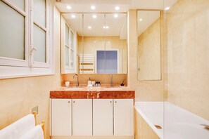 Hårtork, handdukar, tvål och schampo