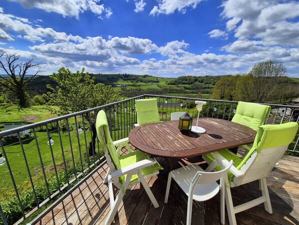 Outdoor dining - La Grange, a tranquil retreat filled with modern touches, near Mur de Barrez (Mur de Barrez)