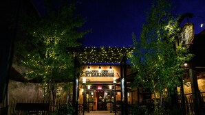 Ein Restaurant namens 'Warbon County Steakhouse' mit Außenbereich und Lichterketten.