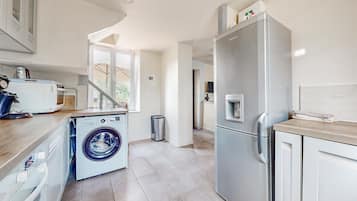 Kjøleskap, ovn, oppvaskmaskin og kaffetrakter/tekoker