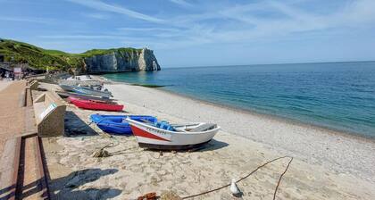 Nice home in Saint-Vaast-d'Equiqueville