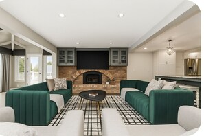 Smart-tv, eldstad, bordsfotboll och böcker