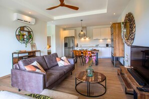 Smart TV - CasaCuatroRositas | Luxury 2BR Penthouse+Pool next to Blue Bay Golf & Beach resort (St. Michiel)