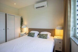 2 bedrooms, iron/ironing board, travel cot, WiFi - CasaCuatroRositas | Luxury 2BR Penthouse+Pool next to Blue Bay Golf & Beach resort (St. Michiel)
