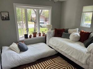 3 Schlafzimmer, Schreibtisch, Bügeleisen/Bügelbrett, Reisekinderbett