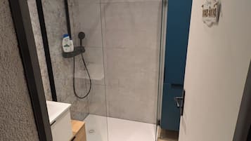Douche, sèche-cheveux, savon, shampoing