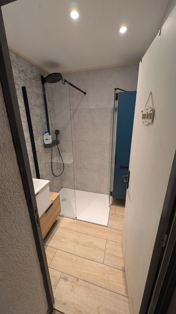 Een douche, een haardroger, zeep, shampoo