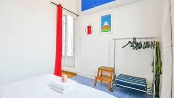 1 slaapkamer, een strijkplank/strijkijzer, wifi, beddengoed