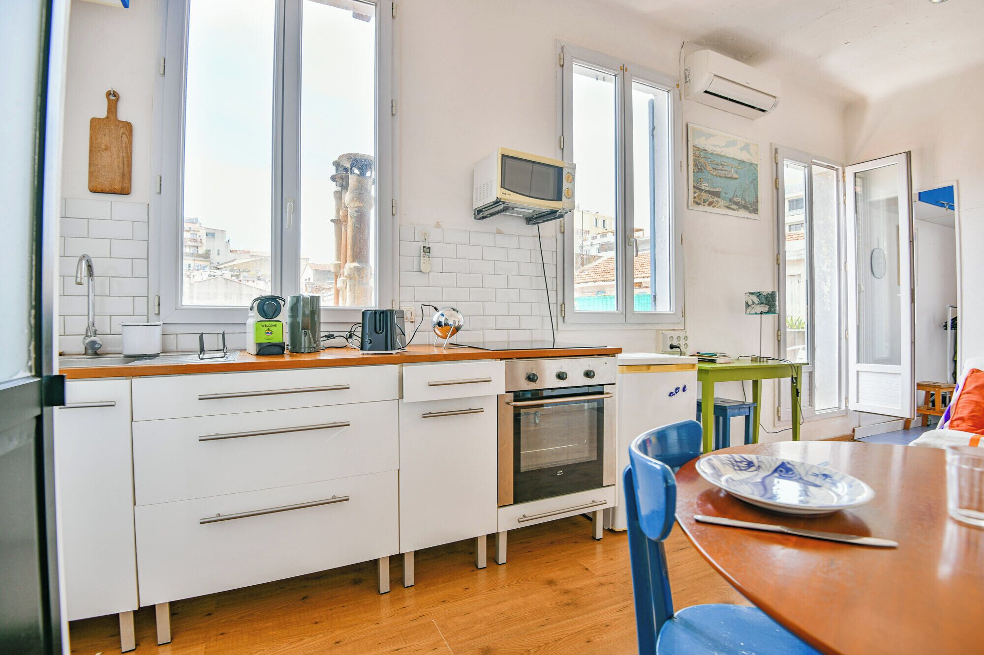 Een koelkast, een microgolfoven, een oven, een kookplaat