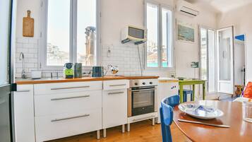 Fridge, microwave, oven, stovetop