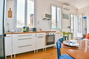 Fridge, microwave, oven, stovetop - Appart cosy à 5 min de la plage des Catalans (Marseille)